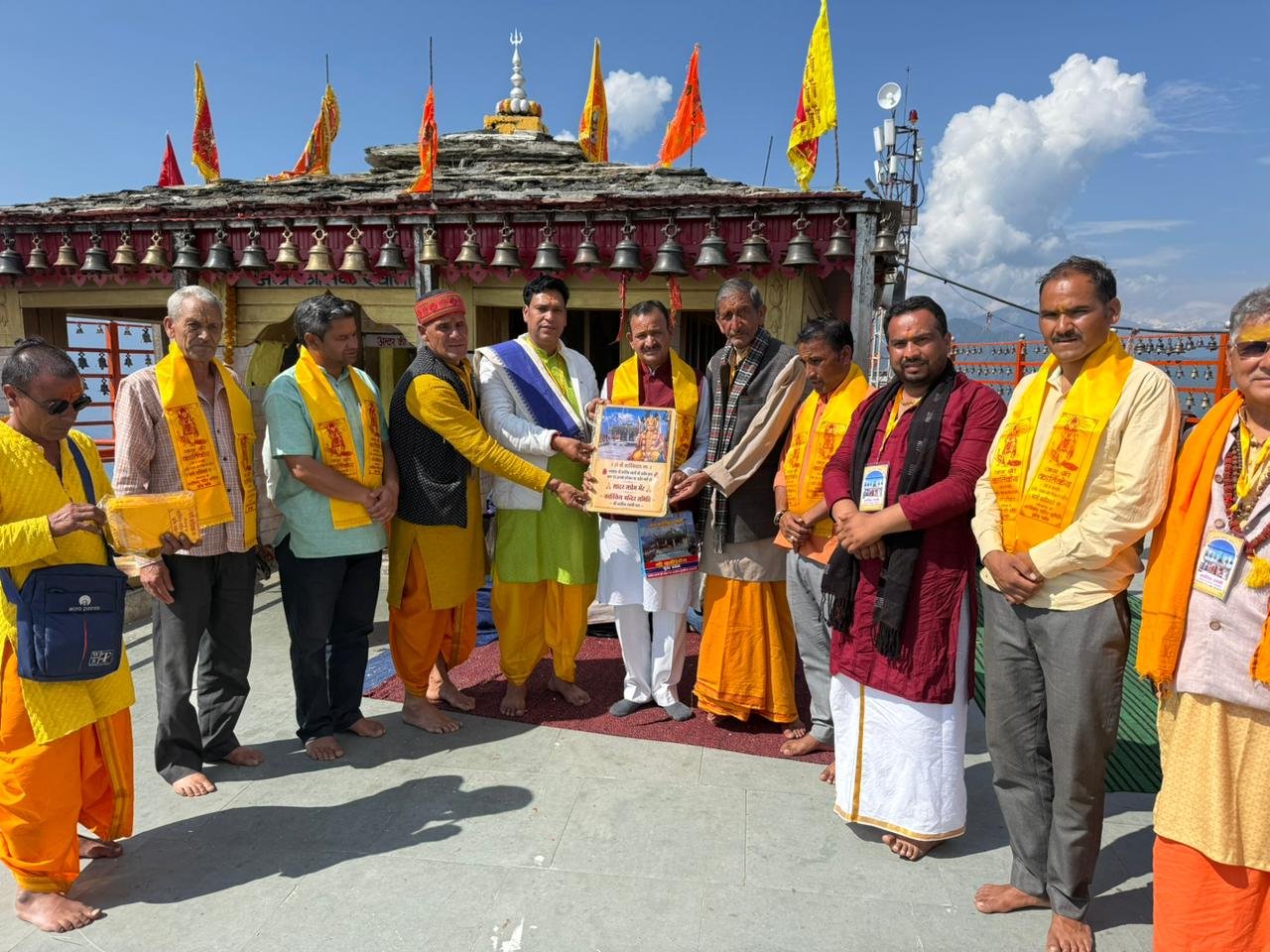 “रुद्रप्रयाग कार्तिकेय मंदिर में धार्मिक अनुष्ठान और श्रद्धालु”