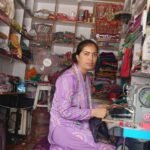 प्रियंका देवी सिलाई सेंटर में काम करती हुई आत्मनिर्भर महिला उद्यमी