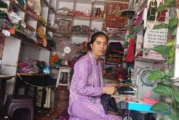 प्रियंका देवी सिलाई सेंटर में काम करती हुई आत्मनिर्भर महिला उद्यमी