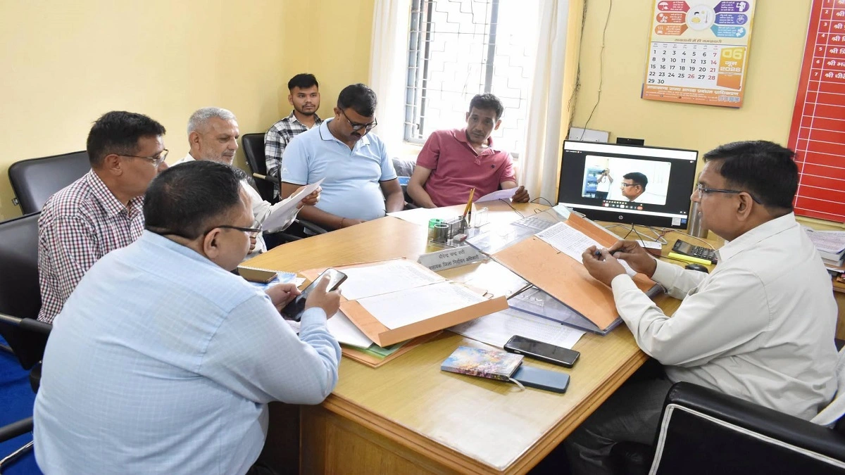 चमोली में विशेष गहन पुनरीक्षण-2026 अभियान की समीक्षा बैठक में अधिकारियों एवं राजनीतिक दलों के प्रतिनिधि।