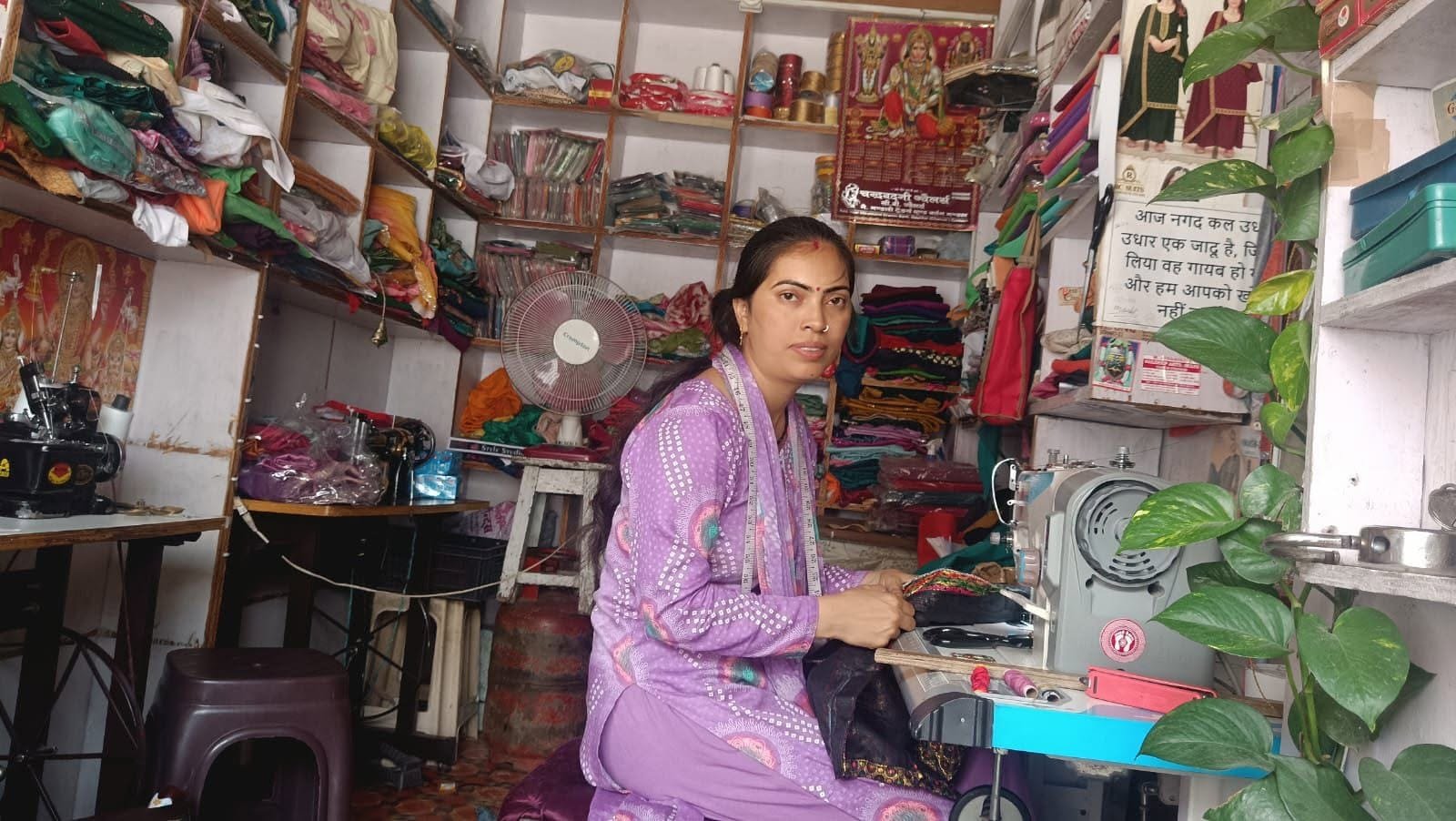 प्रियंका देवी सिलाई सेंटर में काम करती हुई आत्मनिर्भर महिला उद्यमी