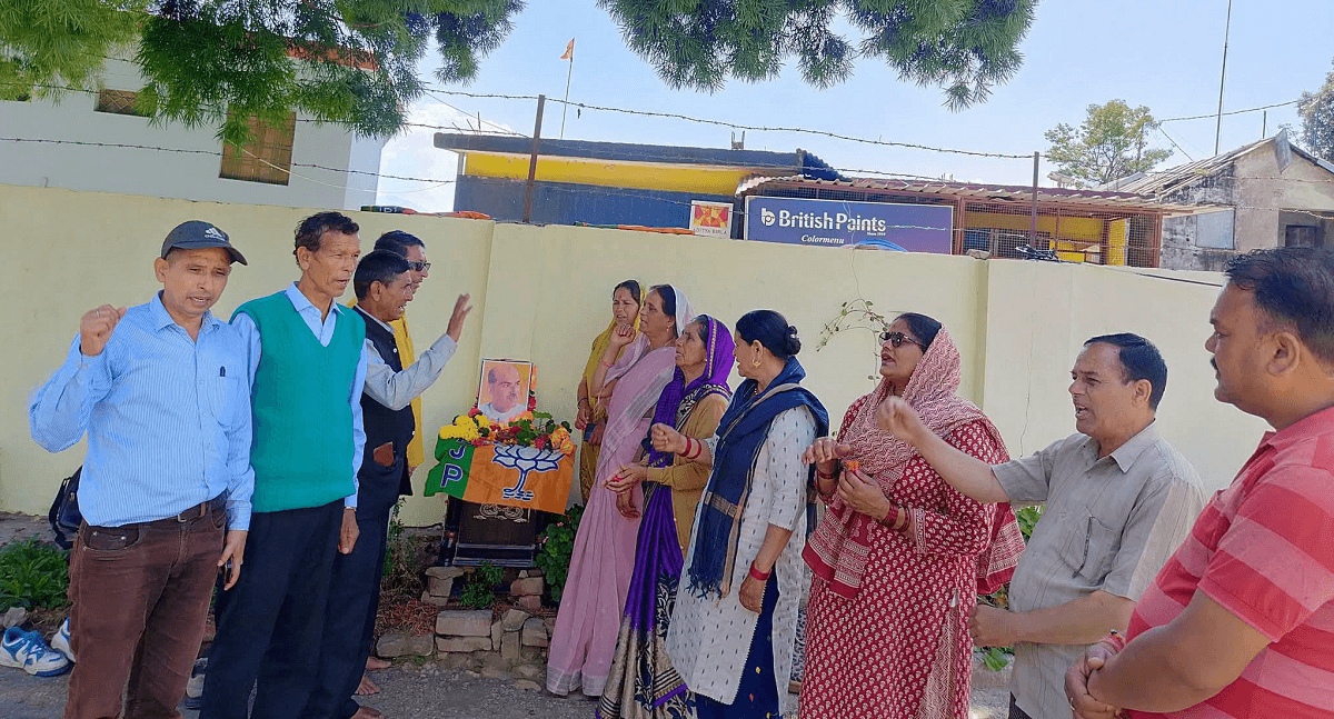 पोखरी में आयोजित श्रद्धांजलि कार्यक्रम में डॉ. श्यामा प्रसाद मुखर्जी के चित्र पर पुष्प अर्पित करते भाजपा कार्यकर्ता।