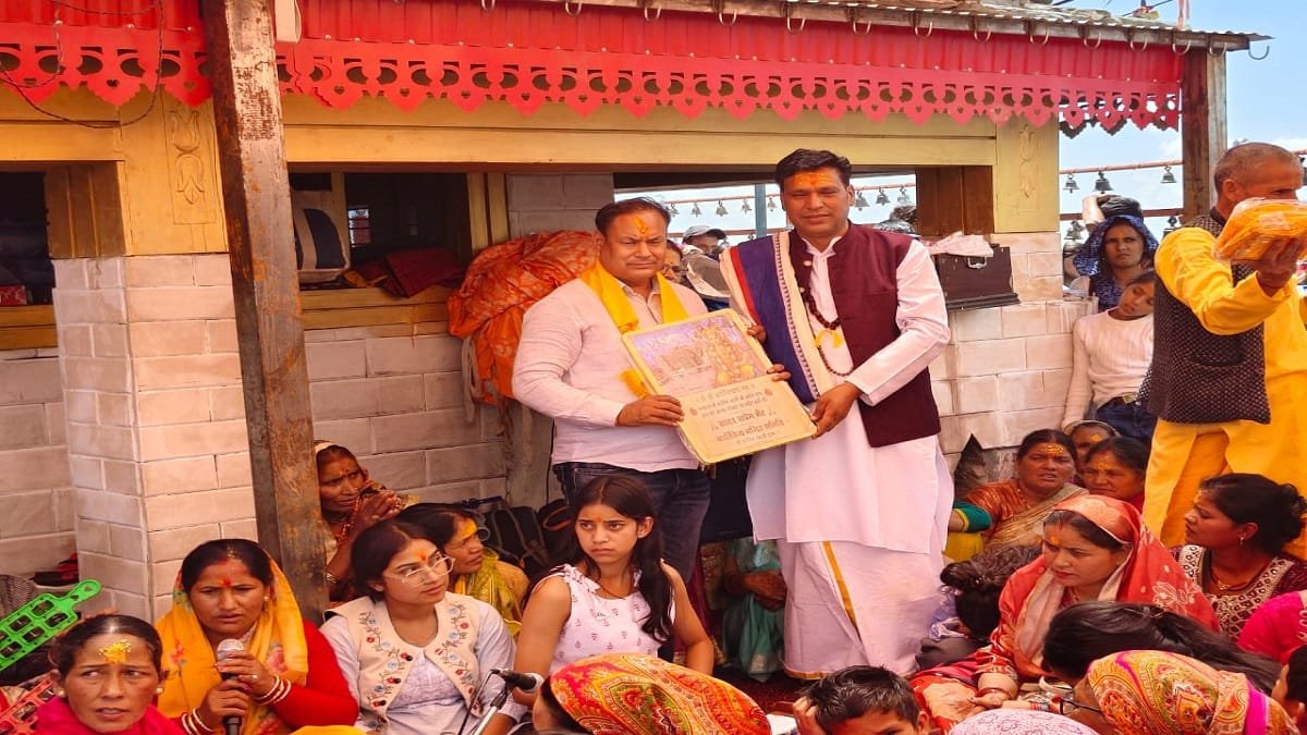कार्तिक स्वामी धाम में आयोजित जलकलश यात्रा में शामिल हजारों श्रद्धालु
