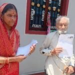00 वर्षीय मतदाता दाताराम पुरोहित SIR अभियान में गणना प्रपत्र भरते हुए