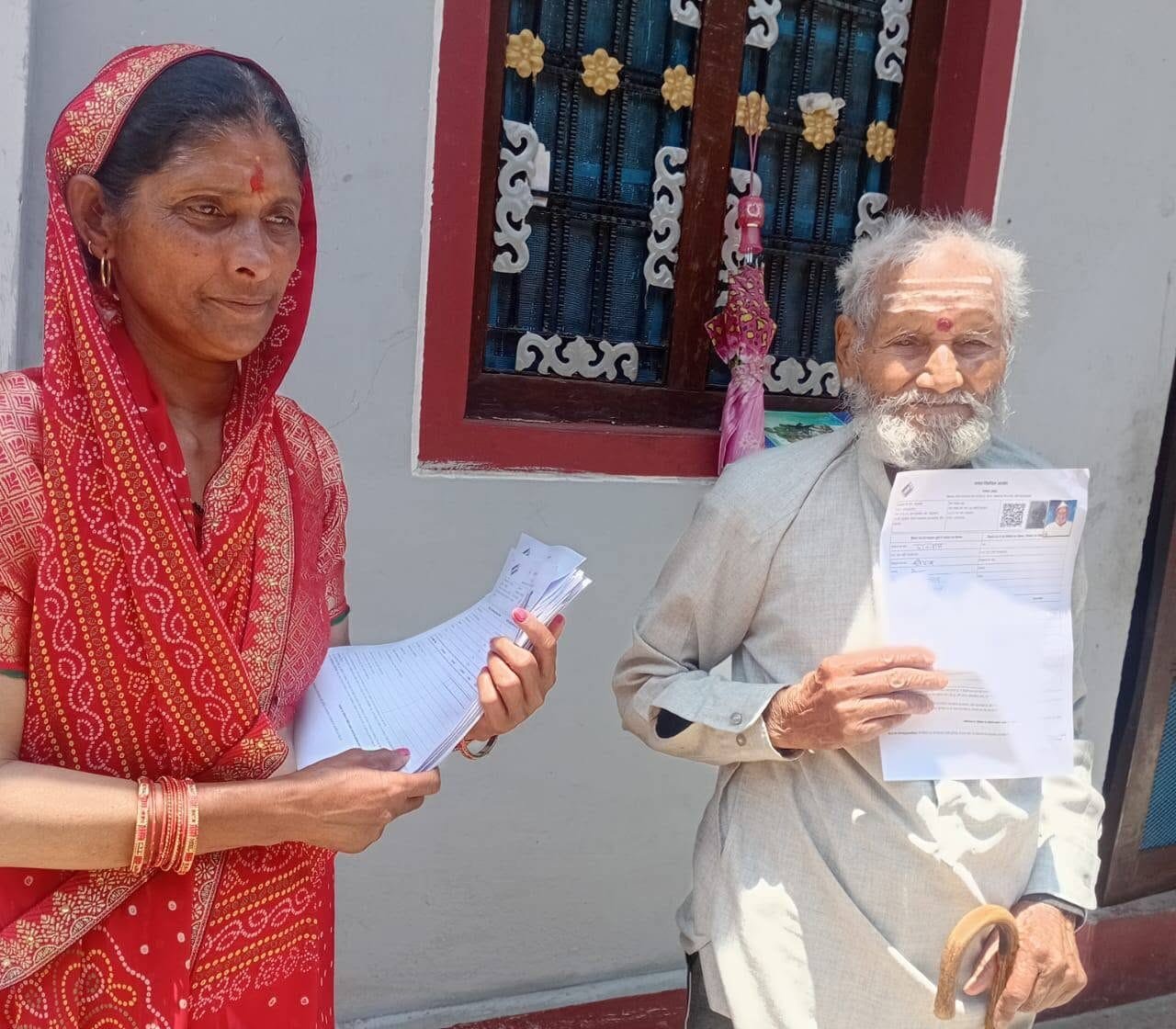 00 वर्षीय मतदाता दाताराम पुरोहित SIR अभियान में गणना प्रपत्र भरते हुए