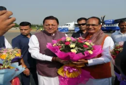 पंतनगर एयरपोर्ट पर केंद्रीय कृषि मंत्री शिवराज सिंह चौहान का मुख्यमंत्री पुष्कर सिंह धामी द्वारा स्वागत