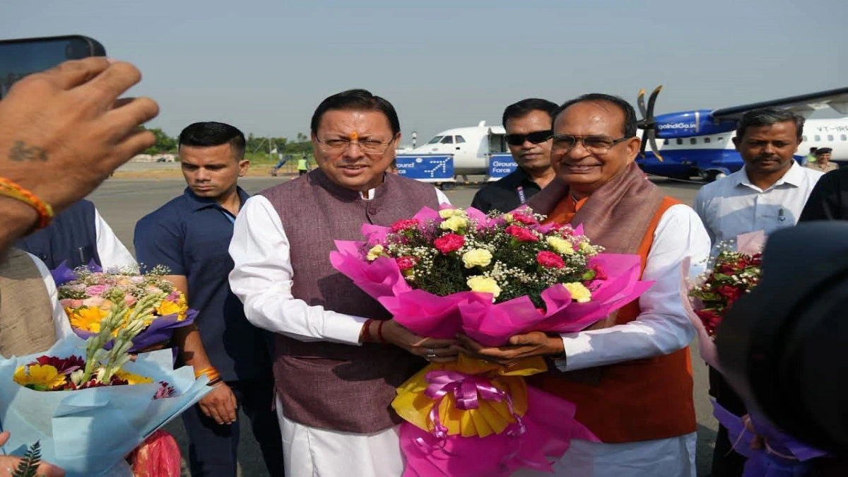 पंतनगर एयरपोर्ट पर केंद्रीय कृषि मंत्री शिवराज सिंह चौहान का मुख्यमंत्री पुष्कर सिंह धामी द्वारा स्वागत