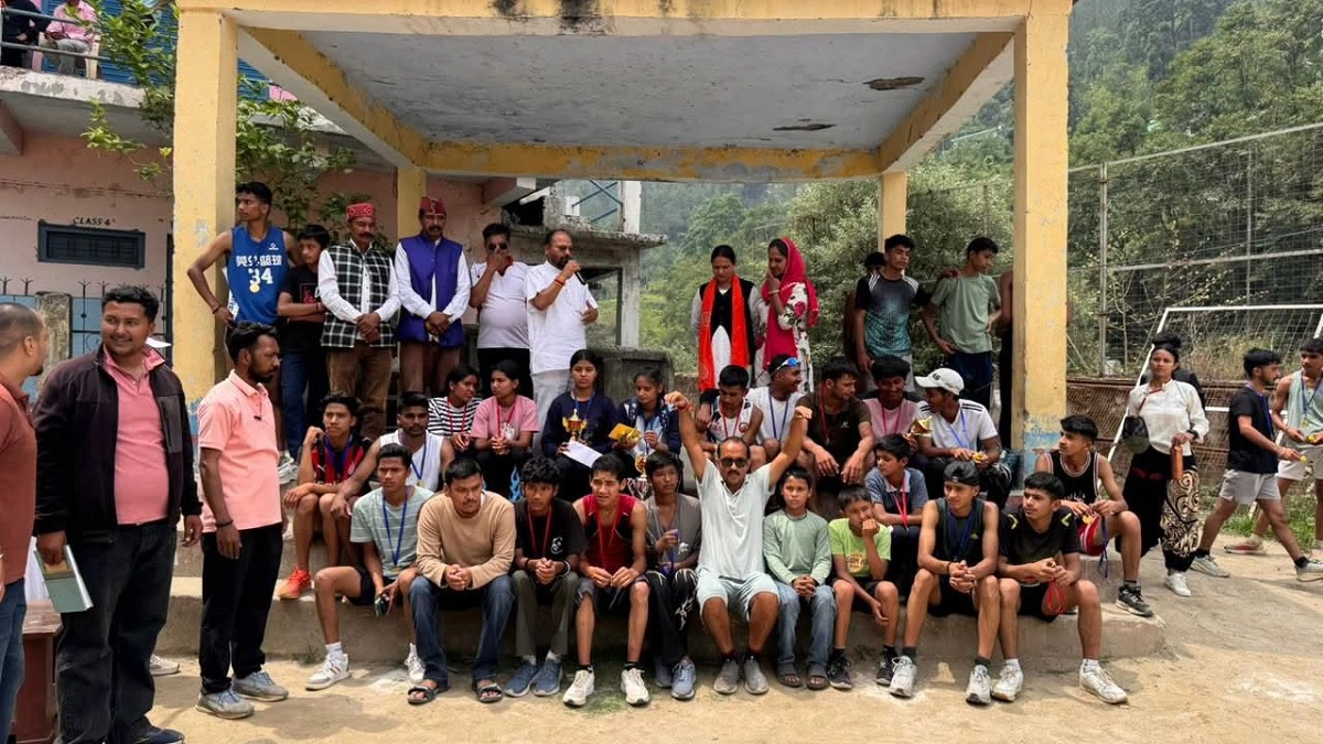 थराली में आयोजित भाजयुमो हॉफ मैराथन में दौड़ते प्रतिभागी और विजेताओं को सम्मानित करते विधायक भूपाल राम टम्टा।