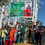 कार्तिक स्वामी जल कलश यात्रा के दौरान श्रद्धालुओं को भोजन कराते उत्तराखंड क्रांति दल युवा प्रकोष्ठ के कार्यकर्ता