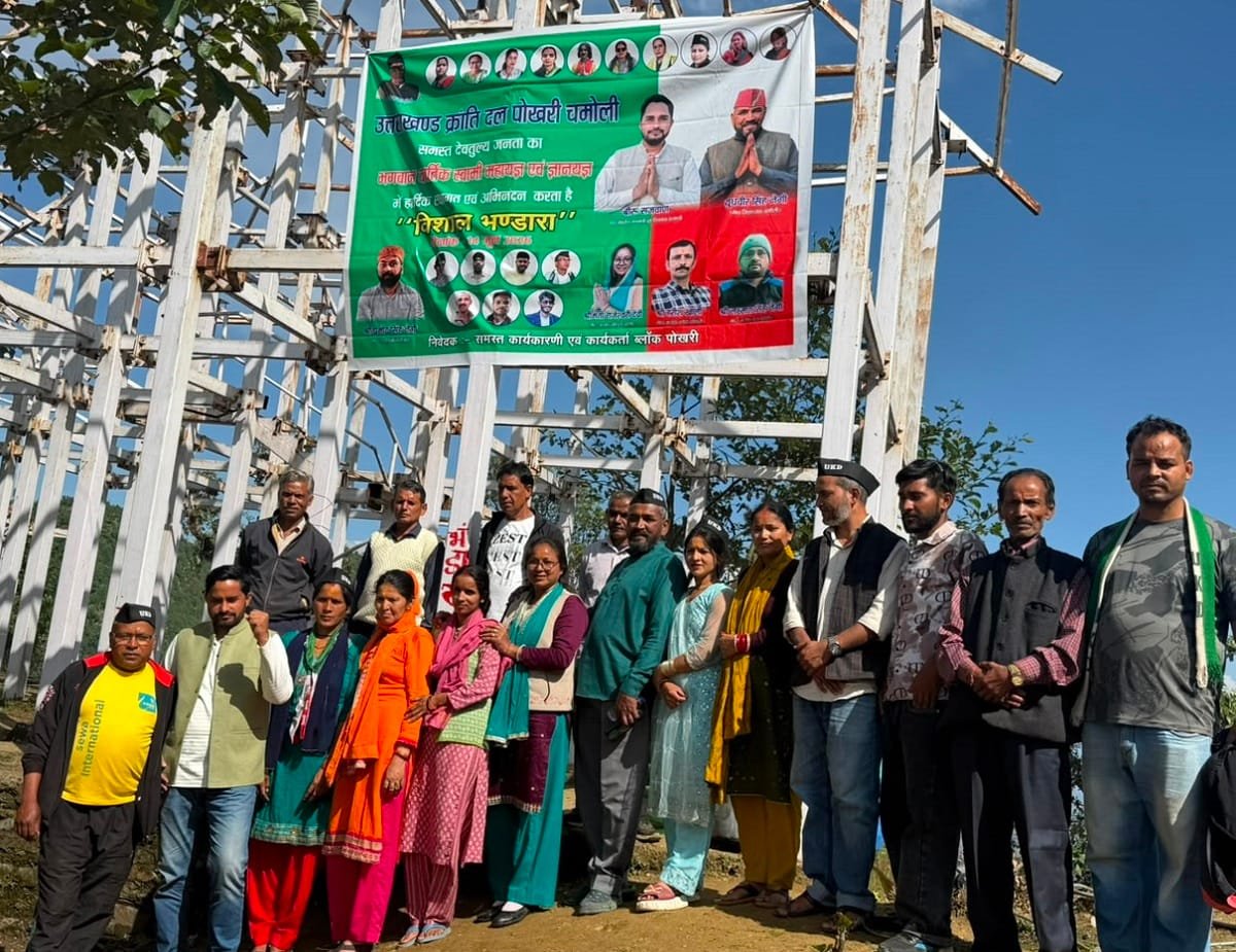 कार्तिक स्वामी जल कलश यात्रा के दौरान श्रद्धालुओं को भोजन कराते उत्तराखंड क्रांति दल युवा प्रकोष्ठ के कार्यकर्ता