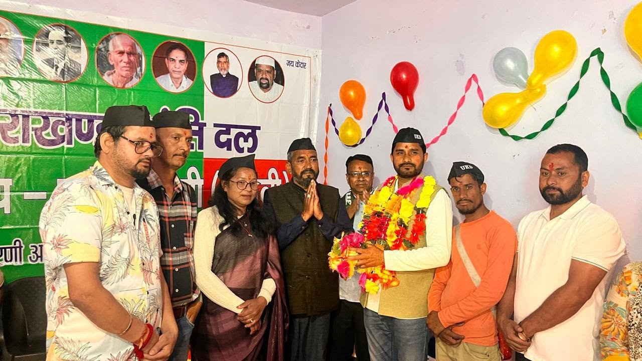 पोखरी में यूकेडी कार्यालय उद्घाटन कार्यक्रम में मौजूद नेता और कार्यकर्ता