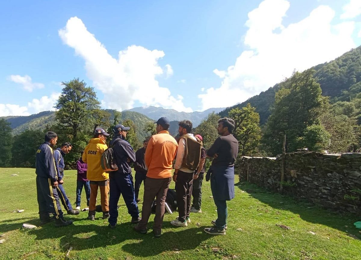 देवरियाताल-बनियाकुण्ड ट्रेक मार्ग पर रास्ता भटके पर्यटकों को सुरक्षित निकालती DDRF और SDRF की रेस्क्यू टीम