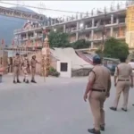 "नगरासू गुरुद्वारे की छत पर डटे निहंग सिख, प्रशासन और पुलिस समाधान की कोशिश में"
