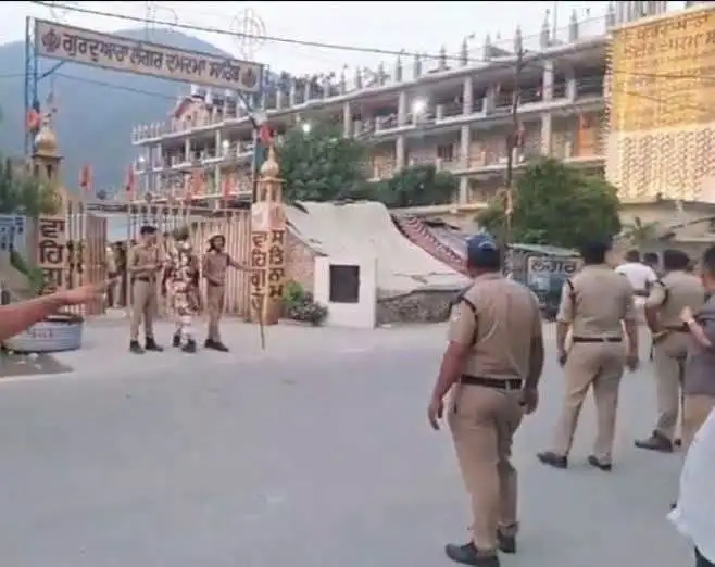 "नगरासू गुरुद्वारे की छत पर डटे निहंग सिख, प्रशासन और पुलिस समाधान की कोशिश में"