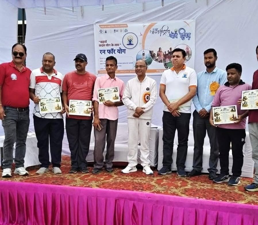 गोपेश्वर में रन फॉर योग दौड़ को हरी झंडी दिखाते एसपी चमोली सुरजीत सिंह पँवार