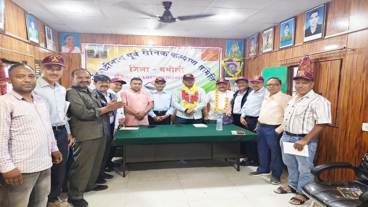 गोपेश्वर सैनिक सम्मान समारोह की तैयारियों को लेकर बैठक करते जिला पंचायत उपाध्यक्ष लक्ष्मण खत्री