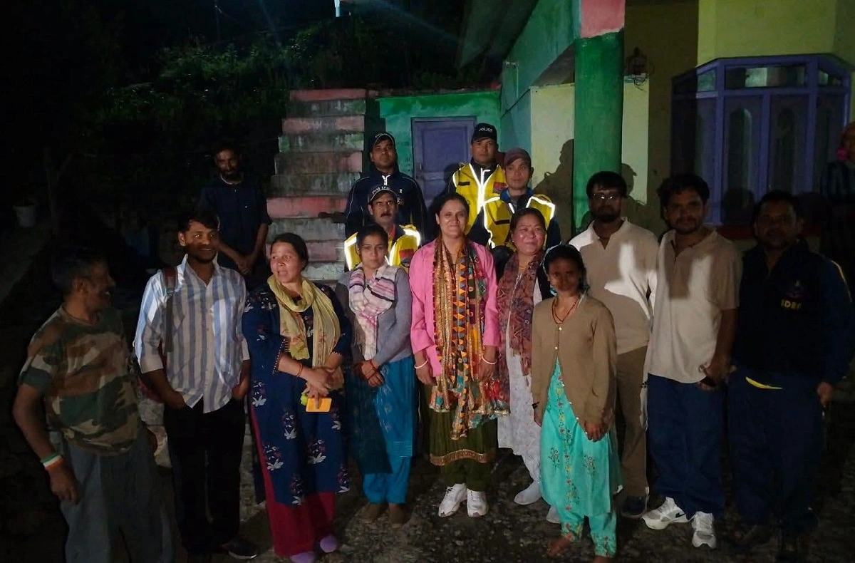 जोशीमठ के पैंका गांव में SDRF और स्वास्थ्य विभाग की टीम ने 4 किमी पैदल चलकर गर्भवती महिला का सुरक्षित प्रसव कराया।