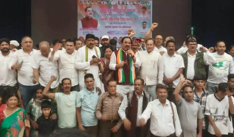 पौड़ी में कांग्रेस की परिवर्तन संकल्प यात्रा में शामिल बड़ी संख्या में कार्यकर्ता और समर्थक।
