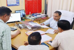 चमोली जिलाधिकारी गौरव कुमार मतदाता सूची फॉर्म-6 फॉर्म-7 की सुपर चेकिंग करते हुए